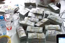 Nam thanh niên vận chuyển lậu gần 1 triệu USD qua biên giới