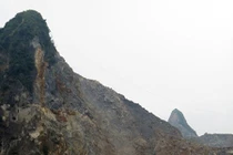 Sạt lở núi đá khiến 3 người bị vùi lấp ở Quảng Ninh 