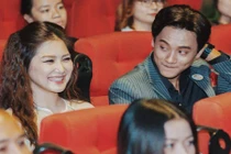 Thầy giáo lãng tử trong MV “Em gái mưa” tình tứ bên Hương Tràm 