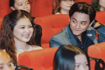 Thầy giáo lãng tử trong MV “Em gái mưa” tình tứ bên Hương Tràm 