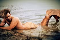 Chuyện lạ hôm nay: Chàng trai quyết chi bộn tiền để thành người cá