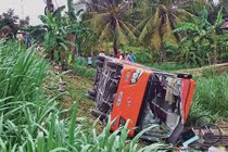 Tông người bán rau, xe Phương Trang "bay" xuống ruộng