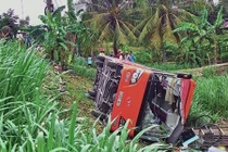 Tông người bán rau, xe Phương Trang "bay" xuống ruộng