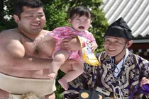 Kỳ dị cuộc thi làm trẻ con khóc có “1-0-2“