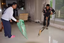 Ngủ sofa, người phụ nữ nghe tiếng ồn, tỉnh phát hiện kinh dị...