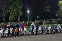 Hình ảnh nhóm hội viên “Wave Alpha Long Biên” xếp xe chuẩn bị đua