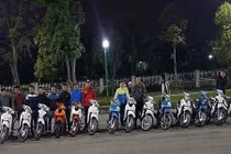 Hình ảnh nhóm hội viên “Wave Alpha Long Biên” xếp xe chuẩn bị đua