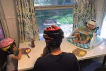 Chuyện lạ hôm nay: Cả gia đình đội mũ bảo hiểm trong nhà, thì ra...