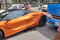 Siêu xe McLaren 720S va chạm với xe buýt, hông xe móp méo