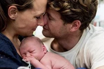 Những bức ảnh tình cha mẹ gây xúc động nhất năm 2016