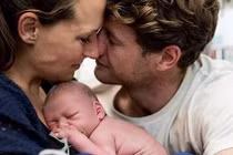 Những bức ảnh tình cha mẹ gây xúc động nhất năm 2016