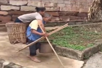 30 năm cõng vợ trên lưng... ân tình sâu nặng người người cảm phục 