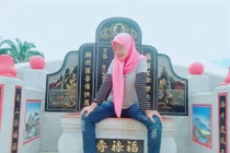 Ngỡ lăng mộ là ghế rồng, cô gái ngồi tạo dáng "tự sướng" và "quả báo"...