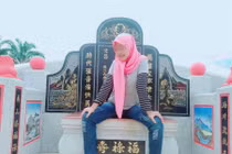 Ngỡ lăng mộ là ghế rồng, cô gái ngồi tạo dáng "tự sướng" và "quả báo"...