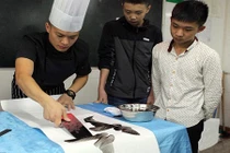 Đầu bếp dùng dao viết thư pháp đẹp tuyệt mỹ