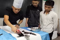 Đầu bếp dùng dao viết thư pháp đẹp tuyệt mỹ