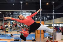 Cụ bà U70 hăng say múa cột, gái trẻ nhìn vào phải ngưỡng mộ