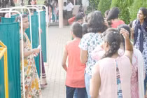 Để được vào thi, nữ sinh Ấn Độ phải cởi áo chốn đông người