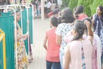 Để được vào thi, nữ sinh Ấn Độ phải cởi áo chốn đông người