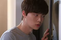 Nhìn hàng xóm tắm không đóng cửa, người phụ nữ gặp chuyện kinh hãi