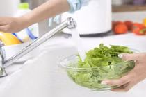 Rửa rau quả như này đảm bảo hết thuốc trừ sâu hóa chất 