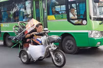 Nhói tim với hai hình ảnh chiều giáp tết Sài Gòn 