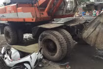 Va chạm với xe cuốc, 2 phụ nữ chết thảm tại chỗ