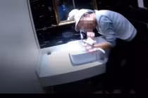 Người đàn ông điên cuồng mua xổ số... không trúng, làm điều không ngờ