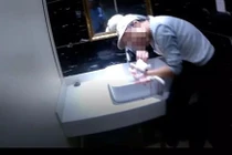 Người đàn ông điên cuồng mua xổ số... không trúng, làm điều không ngờ