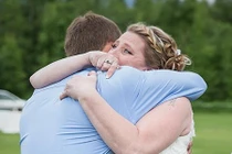 Chuyện lạ hôm nay: Ngày cưới, cô dâu nghẹn ngào ôm trai lạ và sự thật