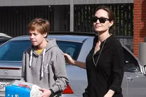 Angelina Jolie xinh đẹp, rạng rỡ xuống phố cùng con gái cưng 