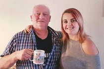 Chuyện lạ hôm nay: Cha uống sữa của con gái và sự thật cảm động