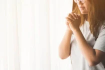 Quỳ trước đám tro tàn của mẹ khóc thê thảm, người phụ nữ sửng sốt thấy...