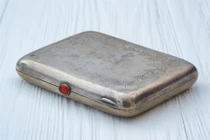 Choáng nặng chiếc hộp sắt bình thường, chứa trong mình câu chuyện ly kỳ 