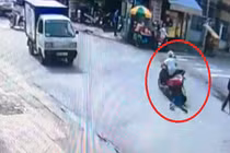 Hãi hùng cô gái bị tên cướp đi xe máy kéo lê trên đường 