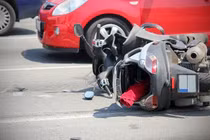 Bị xe bus tông, cô gái thoát chết, nhưng... kết cục rùng mình