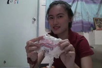 Hí hửng mua được gối rẻ, cô gái tá hỏa phát hiện sự thật 