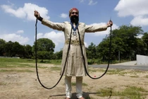 Dị nhân gây choáng với bộ ria mép “khủng” 45 năm không cạo, cắt