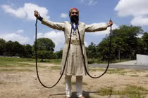 Dị nhân gây choáng với bộ ria mép “khủng” 45 năm không cạo, cắt