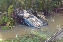 Ô tô lật ngửa xuống kênh, người dân cạy cửa cứu 5 người