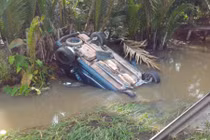 Ô tô lật ngửa xuống kênh, người dân cạy cửa cứu 5 người