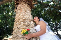 Chuyện lạ hôm nay: Người người kết hôn với cây vì điều này