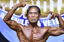 Cụ ông U90 khoe thân hình lực sĩ, trai trẻ phải ghen tị