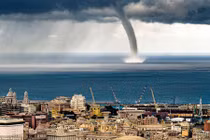 Kinh hoàng vòi rồng khổng lồ tấn công bờ biển Italia