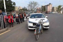 Tai nạn lạ nhất: Xe đạp đâm ô tô và kết không thể hiểu...