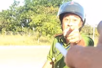 Tạm đình chỉ công tác thiếu tá công an chửi bới tài xế do bị kích động