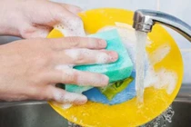 Rửa bát kiểu này chẳng khác nào đang tự đầu độc cả nhà