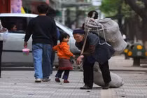 Chuyện lạ hôm nay: Cụ già nhặt được ví tiền và chuyện bất ngờ phía sau