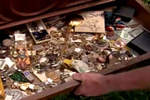 Chuyện lạ hôm nay: Bỏ ít tiền mua tủ cũ... đổi đời ngoạn mục