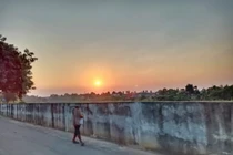 Háo hức chụp ảnh hoàng hôn, nhìn lại phát hiện điều kinh dị